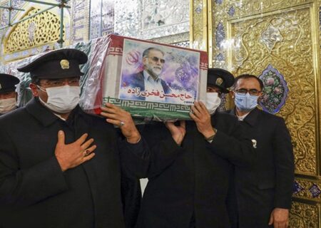 شہید ڈاکٹر فخری زادہ کے جنازے کو حضرت فاطمہ معصومہ قم کے ضریح کا طواف کرایا گیا