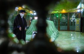 تصویری رپورٹ|رہبر معظم انقلاب اسلامی کی عشرہ فجر کے آغاز پر امام خمینی (رہ) کے مزار پر حاضری