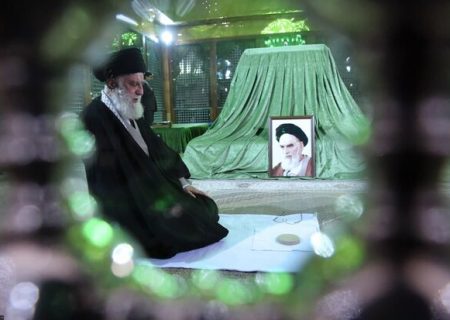 رہبر معظم انقلاب اسلامی کی عشرہ فجر کے آغاز پر امام خمینی (رہ) کے مزار پر حاضری