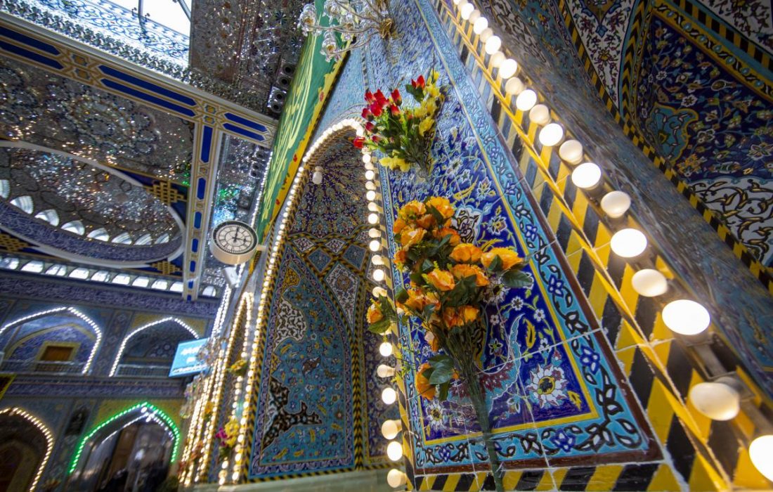 جشن مولود کعبہ کی مناسبت سے روضہ حضرت عباسؑ کو پھولوں سے سجایا گیا+تصاویر