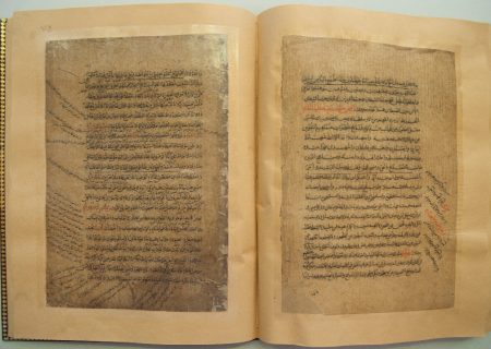 امام رضا علیہ السلا م کے حرم میں نہج البلاغہ کے ۷۶۸ سالہ قدیمی خطی نسخے کی رونمائي