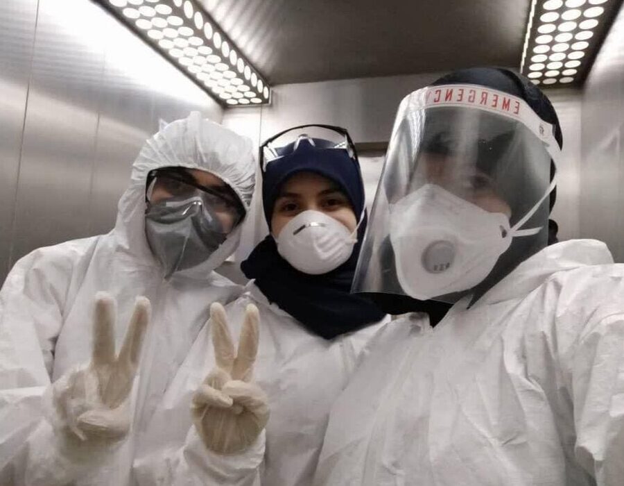 ایرانی 25 رضاکار خواتین شہر شوشتر کے خاتم الانبیاء ہسپتال  میں کورونا میں مبتلا مریضوں کی خدمت میں مشغول