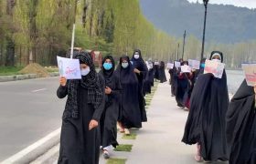 تصویری رپورٹ| سرینگر میں فیشن شو کے خلاف کشمیری خواتین کا احتجاج