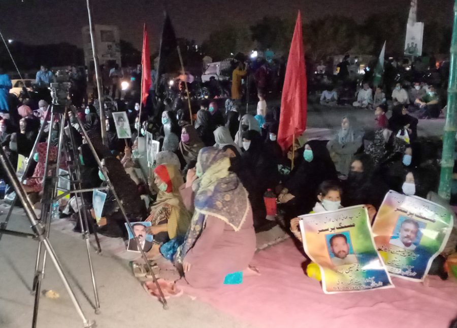 شیعہ لاپتہ افراد کے اہلخانہ نے اپنے پیاروں کی بازیابی کیلئے مزار قائد پر احتجاجی دھرنا دیدیا+تصاویر