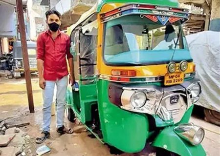کورونا وبا؛ بھارت میں مسلم ڈرائیور نے اپنے رکشے کو ایمبولینس بنا لیا