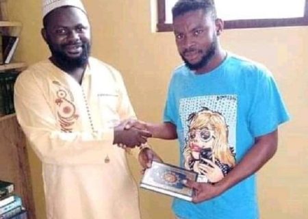 افریقی ملک گھانا میں ایک مسیحی جوان نے دین اسلام قبول کر لیا