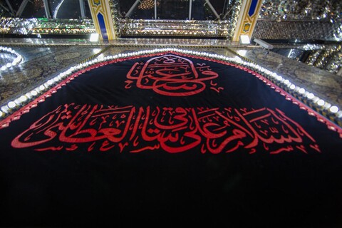 روضہ مبارک حضرت عباس (ع) محرم کے قریب آتے ہی پورے حرم میں سیاہ چادر و بینرز آویزاں