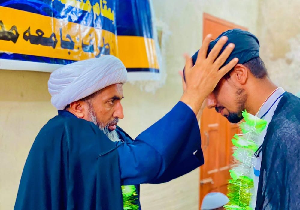مدرسہ مکتبہ المحمدیہ گمبٹ سندھ میں طلاب کی عمامہ گزاری تقریب