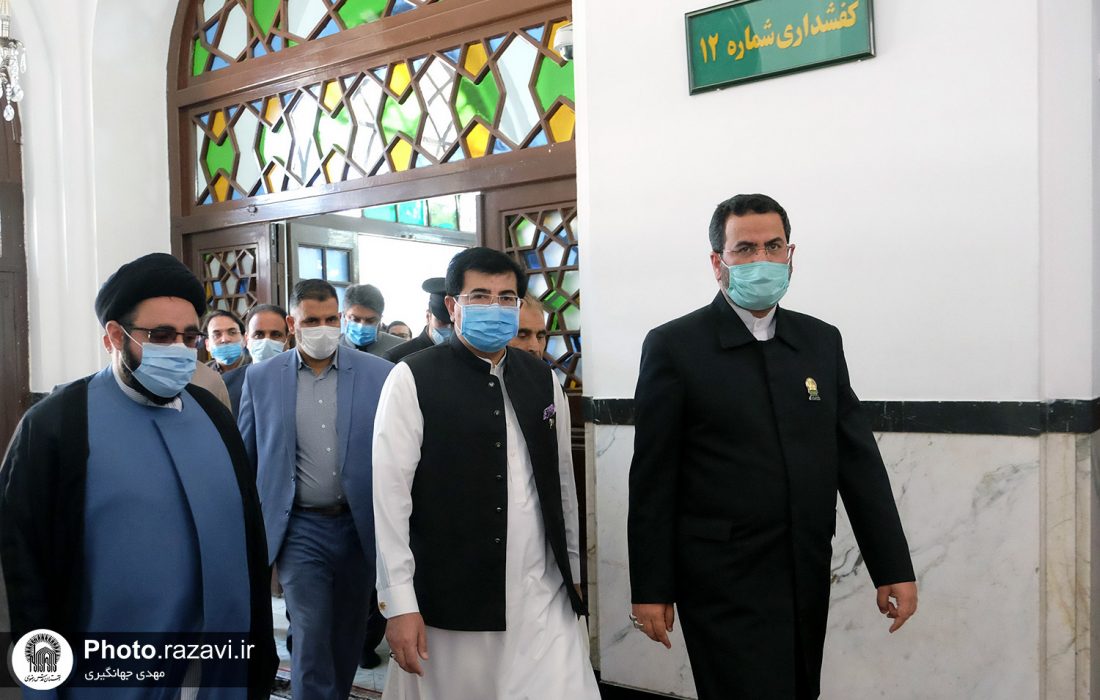 چیئرمین سینیٹ صادق سنجرانی کی مشہد مقدس میں روضہ امام رضا ؑ پر حاضری