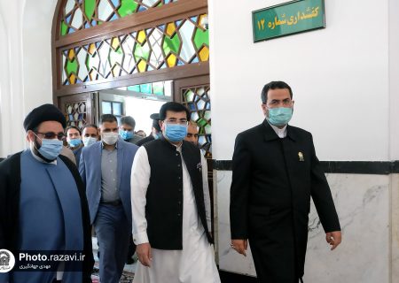 چیئرمین سینیٹ صادق سنجرانی کی مشہد مقدس میں روضہ امام رضا ؑ پر حاضری