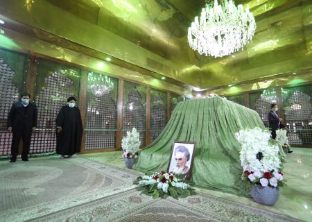 ایرانی صدر اور کابینہ کے اراکین کی حضرت امام خمینی (رح) کے مزار پر حاضری