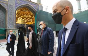 تصویری رپورٹ| فن لینڈ کے سفیر کی حرم حضرت معصومہ(س) میں حاضری