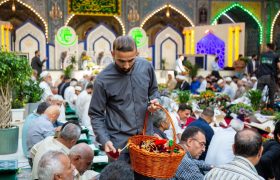 امام حسن مجتبی(ع) کے جشن میلاد کی مناسبت سے روضہ مبارک حضرت عباس(ع) میں آنے والے زائرین میں متبرک تحائف تقسیم