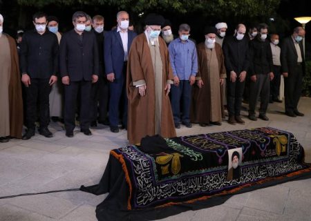 رہبر ان‍قلاب اسلامی نے پیر کی شام حجۃ الاسلام و المسلمین فاطمی نیا کی نماز جنازہ پڑھائي