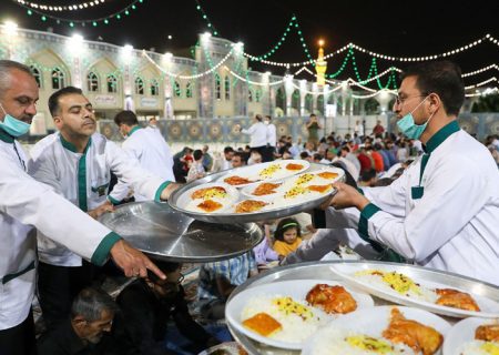 حرم امام رضا(ع) میں عید غدیر کی مناسبت سے متبرک دسترخوان کا اہتمام
