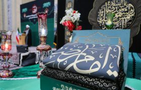 محرم الحرام کی مناسبت سے حرم امام رضا(ع) کے گنبدپر نصب پرچم کی تبدیلی