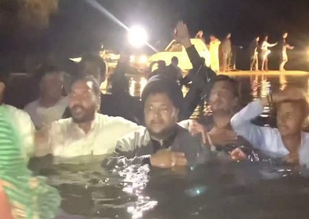 علامہ ناظر عباس تقوی 5 فٹ سیلابی پانی سے گزر کر مجلس عزا پڑھنے پہنچ گئے+ویڈیو