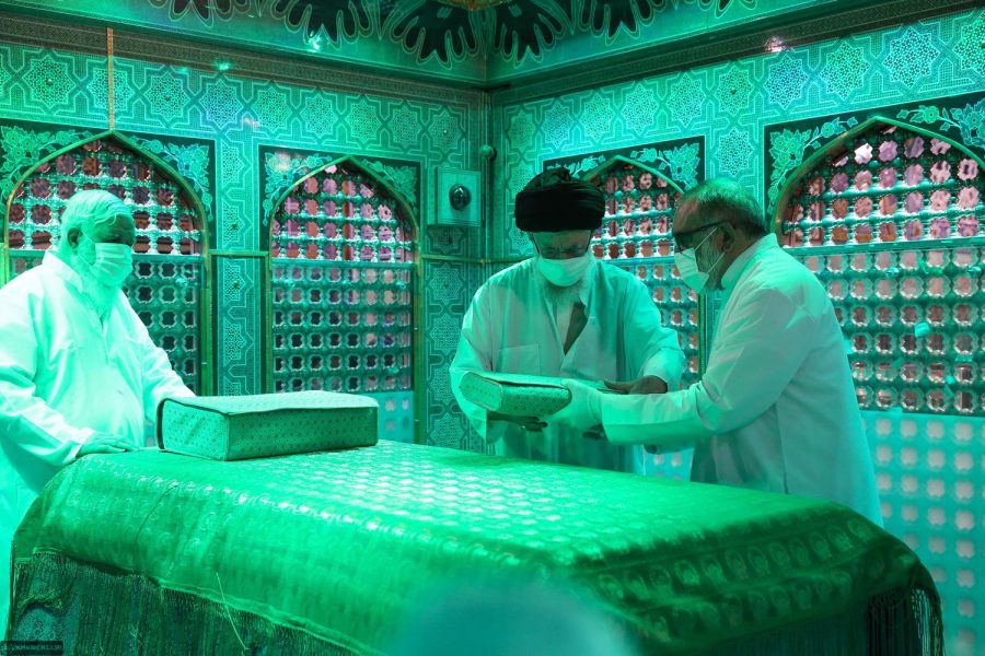 ویڈیو/ رہبر انقلاب اسلامی آیت اللہ خامنہ ای امام رضا (ع) کے روضہ اقدس کی صفائی کے روحانی عمل میں شرکت