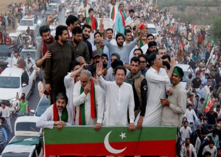 عمران خان کی قیادت میں لانگ مارچ کا لاہور سے آغاز