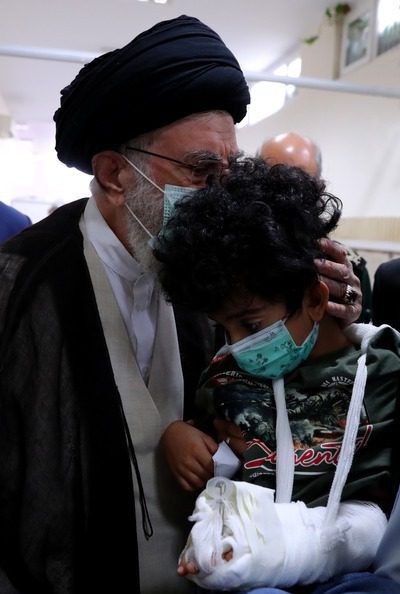 دہشت گردانہ حملے میں والدین اور بھائی سے محروم ہو جانے والے معصوم کی رہبر انقلاب اسلامی سے ملاقات