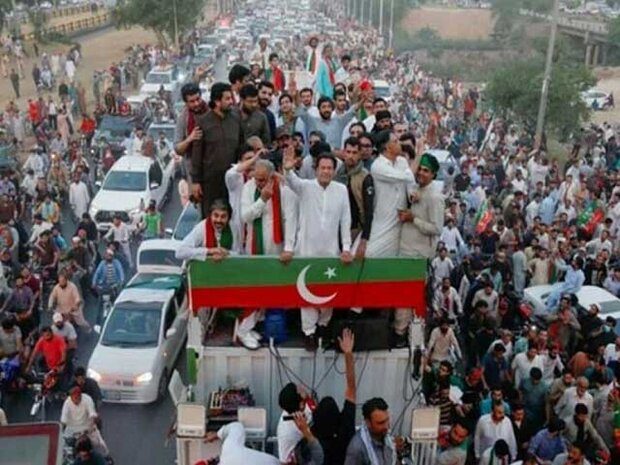 اسٹوڈنٹس اور والدین پریشان ہیں، عمران خان سے لانگ مارچ مؤخر کرنے کی اپیل