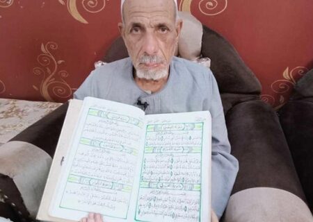 ایک 82 سالہ مصری شخص نے اپنے ہاتھ سے پورا قرآن لکھ