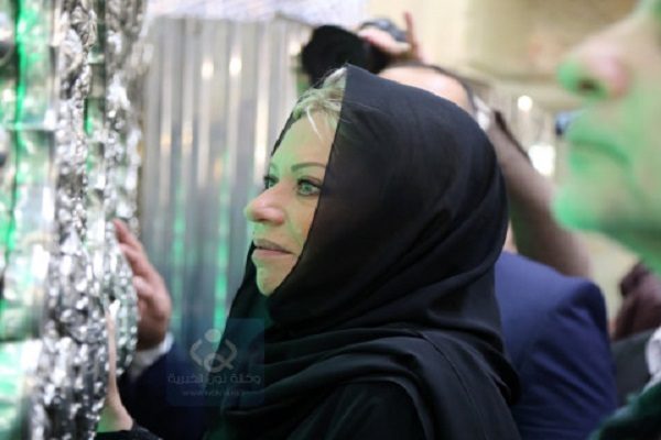 اقوام متحدہ کی خاتون نمایندہ حرم امام حسین(ع) میں اسکارف کے ساتھ