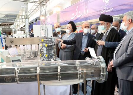 رہبر انقلاب اسلامی نے ملکی پیداوار کی توانائیوں کی نمائش کا تین گھنٹے تک معائنہ کیا