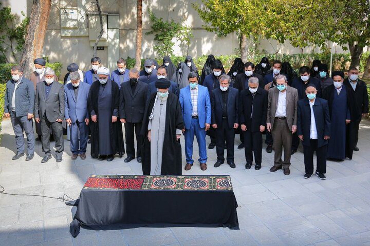 رہبر معظم کی اقتدا میں شہید آیت اللہ مطہری کی اہلیہ کی نماز جنازہ ادا کی گئی