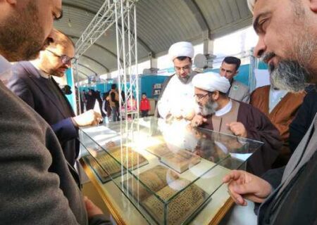 کربلا معلی نمایش میں امام علی (ع) سے منسوب قرآن کی نمائش