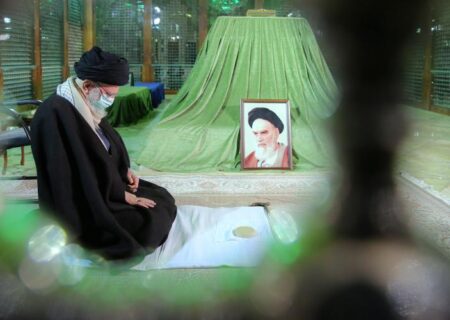 رهبر انقلاب اسلامی کی مرقد امام خمینی(ره) اور مزار شہدا پر حاضری