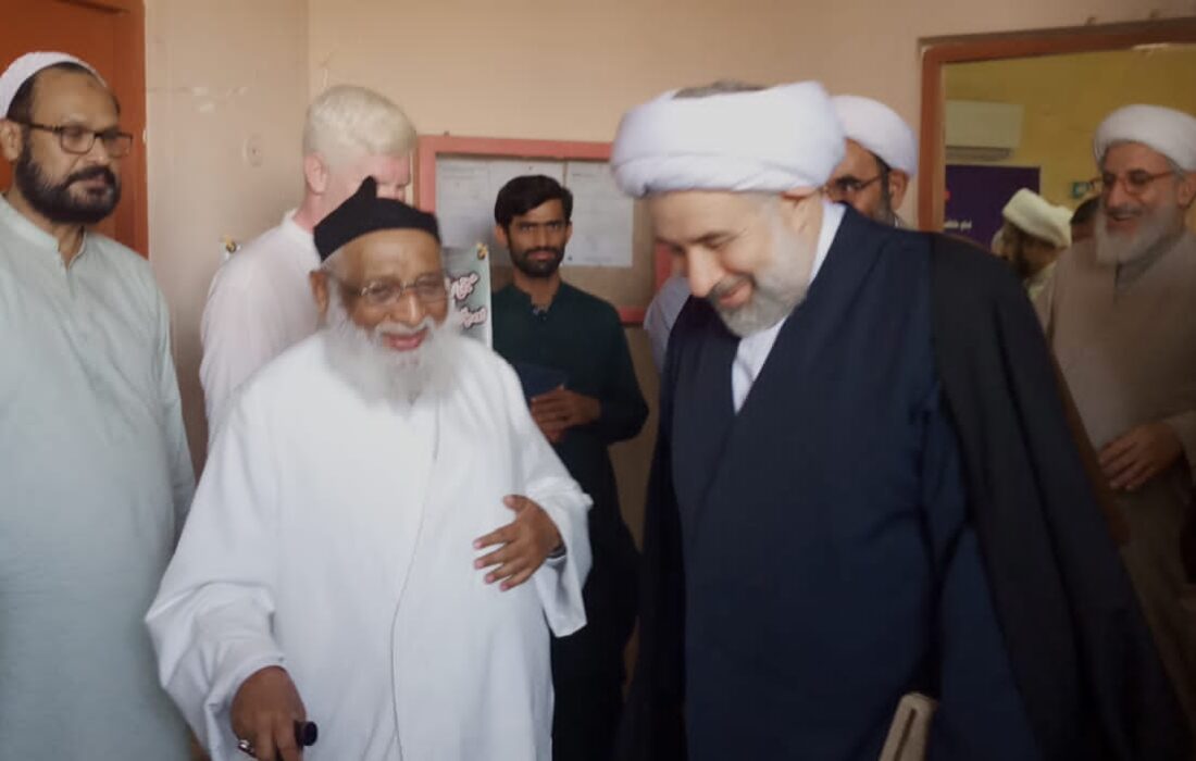 جامعہ المصطفی العالمیہ کے سربراہ  کی جامعہ علمیہ کراچی میں آیت اللہ حافظ ریاض حسین نجفی سے ملاقات