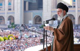 رہبر انقلاب اسلامی کی امامت میں تہران کے ہزاروں لوگوں نے آج صبح عید الفطر کی نماز ادا کی گئی