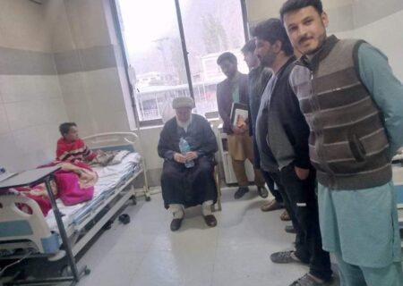 علامہ شیخ حسن جعفری کی ہسپتال میں زیر علاج سانحہ براہ کے زخمیوں کی عیادت