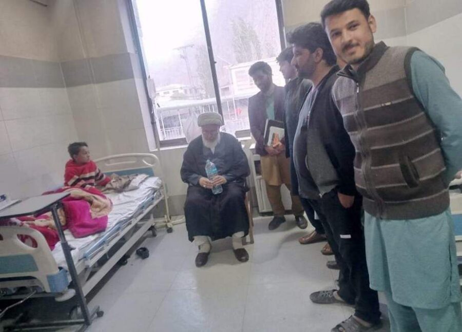 علامہ شیخ حسن جعفری کی ہسپتال میں زیر علاج سانحہ براہ کے زخمیوں کی عیادت
