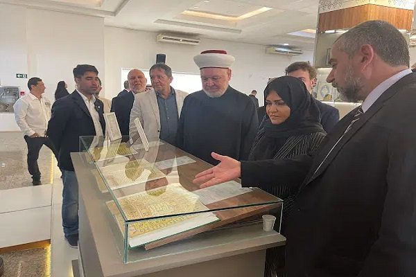 برازیلی وزیر سیاحت حجاب کے ساتھ نمایشگاہ میں حاضر