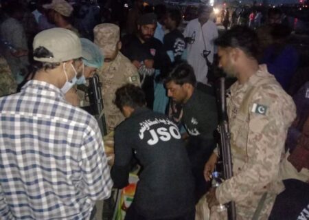 ٹرین حادثے کے مقام پر جعفریہ اسکائوٹس کے جوان امداد میں مصروف عمل