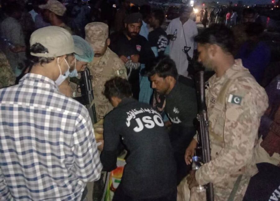 ٹرین حادثے کے مقام پر جعفریہ اسکائوٹس کے جوان امداد میں مصروف عمل