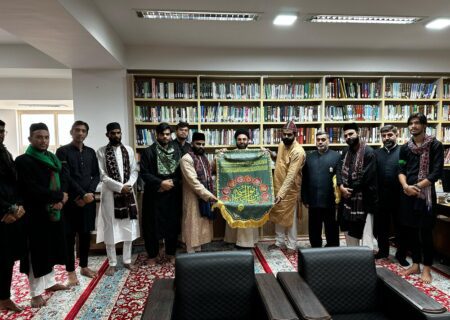 درگاہ خواجہ معین الدین چشتی سے آئے ہوئے وفد کی حرم امام رضا (ع) کے شعبہ زائرین غیر ایرانی کے سربراہ سے ملاقات
