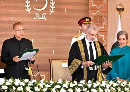 جسٹس قاضی فائز عیسیٰ نے چیف جسٹس آف پاکستان کے عہدے کا حلف اٹھا لیا