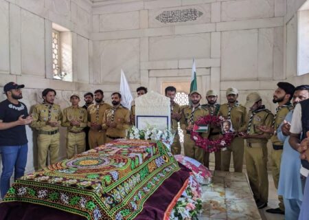 لاہور، امامیہ سکاوٹس کے دستے کی مزار اقبالؒ پر حاضری، پھول چڑھائے