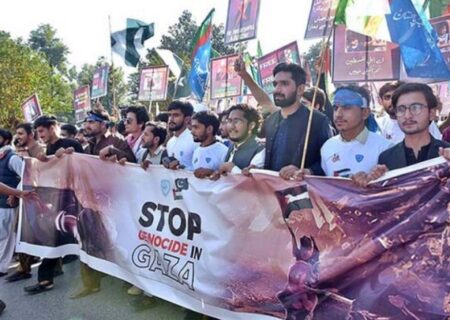 لاہور میں یونیورسٹی کے طلبا کا فلسطین کی حمایت میں بڑا اجتماع