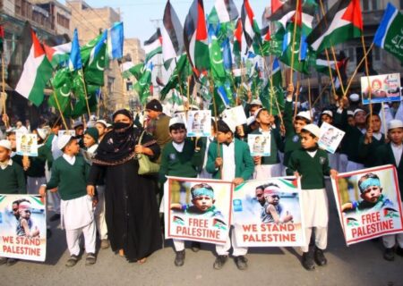 پشاور میں فلسطین کی حمایت میں بچوں اور نوجوانوں کا مظاہرہ