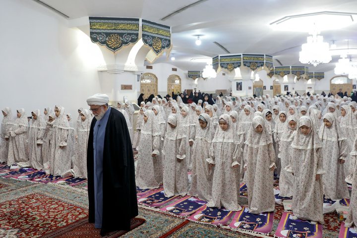 حرم امام رضا (ع) میں “چاند کی بیٹیاں” کے عنوان سے بچیوں کا بڑا اجتماع