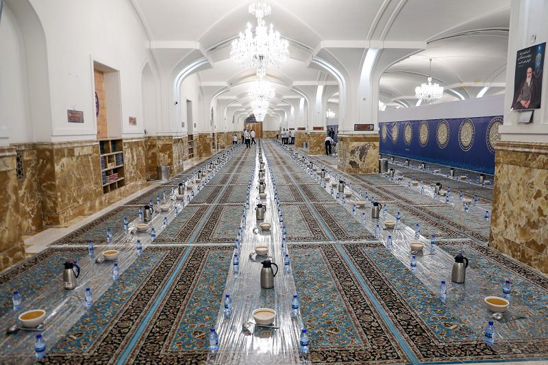 حضرت معصومہ کے حرم مطہر (س) میں افطار کی تقریب کے مناظر