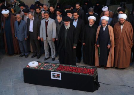 رہبر معظم انقلاب کی اقتداء میں آیت اللہ امامی کاشانی کی نمازہ جنازہ ادا کردی گئی