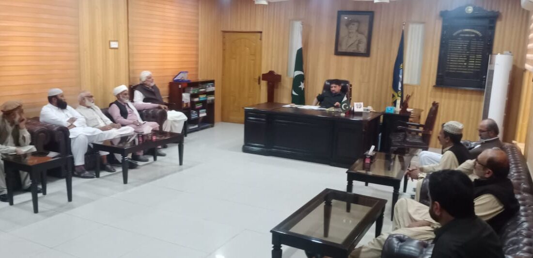 معروف عالم دین علامہ محمد رمضان توقیر وفد سمیت ڈپٹی کمشنر منصور ارشد سے ان کے دفتر میں ملاقات