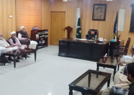 معروف عالم دین علامہ محمد رمضان توقیر وفد سمیت ڈپٹی کمشنر منصور ارشد سے ان کے دفتر میں ملاقات