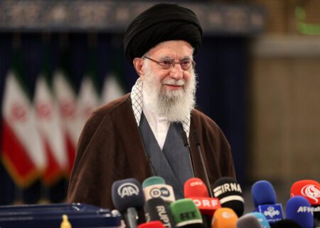ایران میں پارلیمنٹ اور مجلسِ خبرگان کے انتخابات کا آغاز؛ رہبرِ انقلاب نے ووٹ کاسٹ کیا