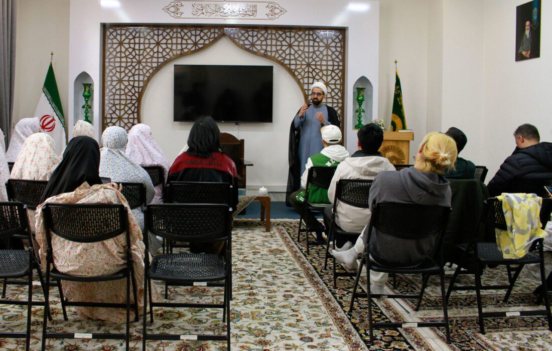 چین سے میڈیا پرسنز کے ایک وفد کی حرم امام رضا(ع) میں حاضری